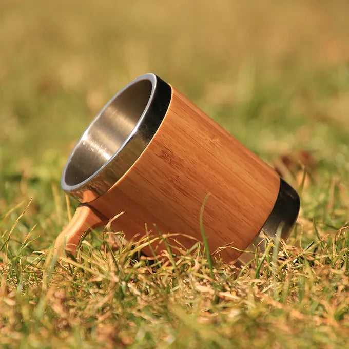 Mug posé sur l'herbe