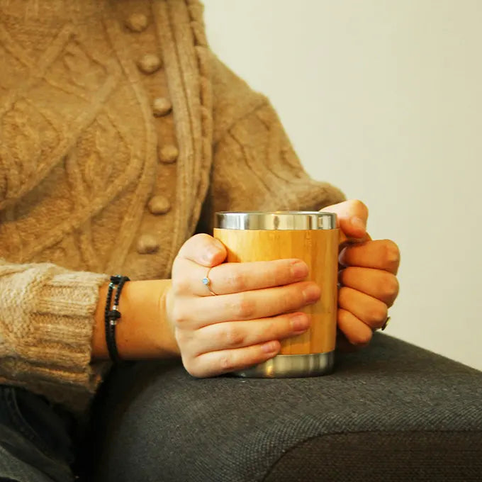 Demoiselle portant une tasse sur un canapé