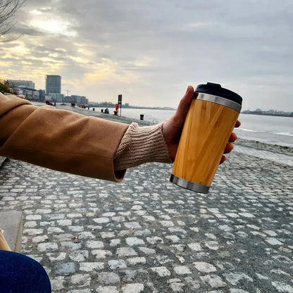 Personne portant une gourde sur le quai d'une ville