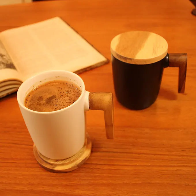 2 tasses noire et blanche sur une table avec du café