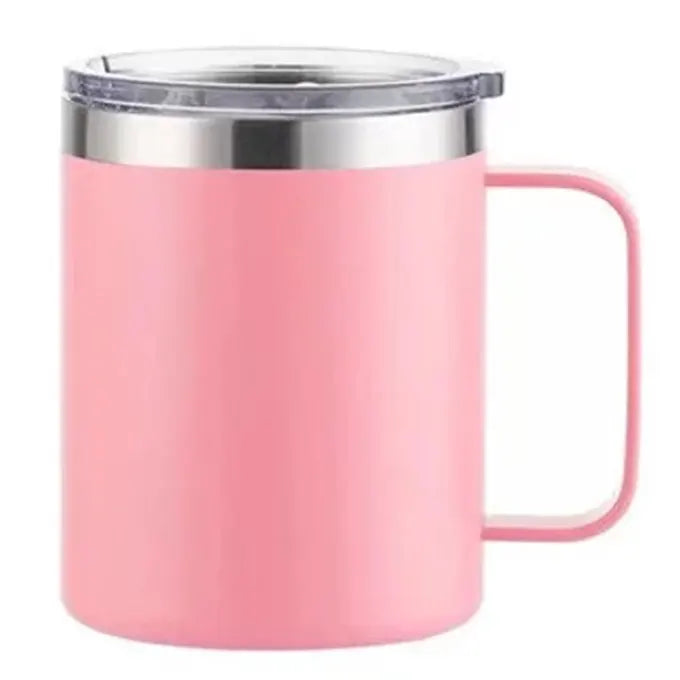 Tasse avec couvercle rose sur fond blanc