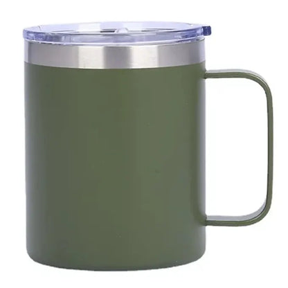 Tasse verte avec couvercle sur fond blanc