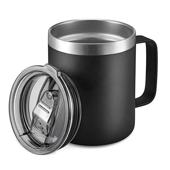 Tasse noire avec couvercle sur fond blanc