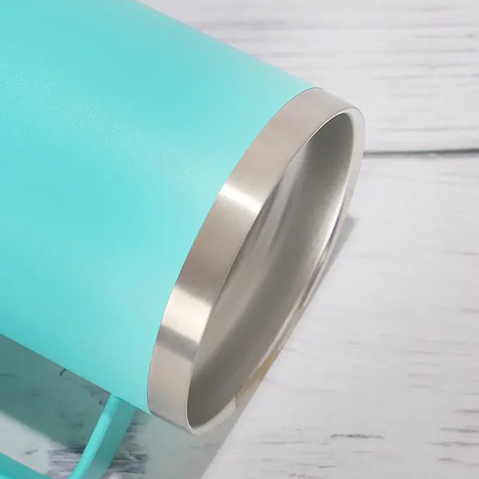 Tasse bleu turquoise vu sous un angle