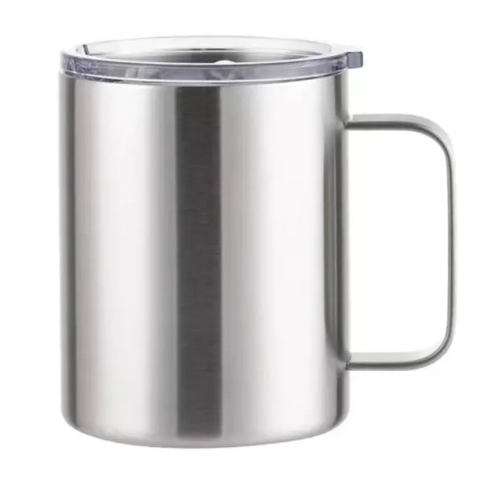 Tasse en inox sur fond blanc