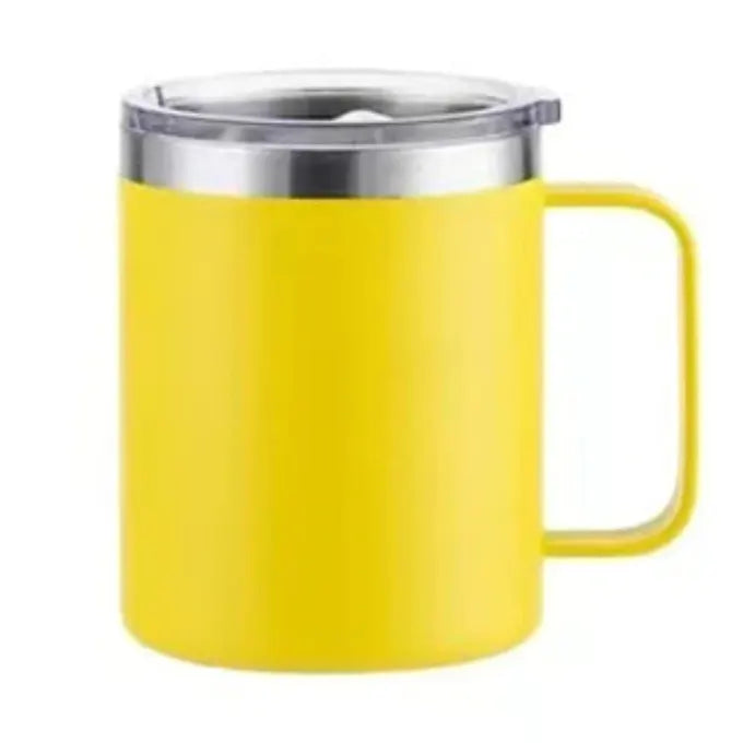 Tasse jaune sur fond blanc