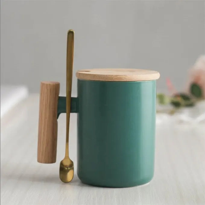 Tasse en porcelaine et bois verte avec sa cuillère