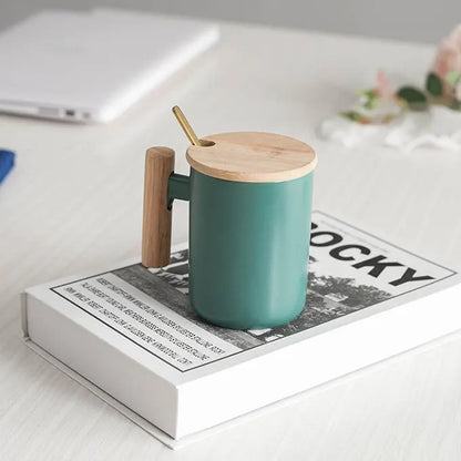 Tasse en porcelaine et en bois verte sur un livre