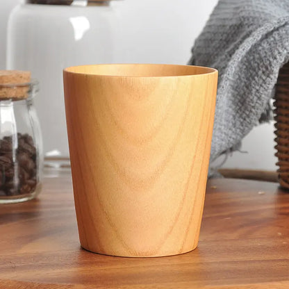 Tasse, gobelet en bois sur une table