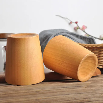 Tasse, gobelet en bois sur une table sous différents angles