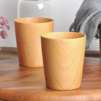 2 tasses, gobelets en bois sur une table