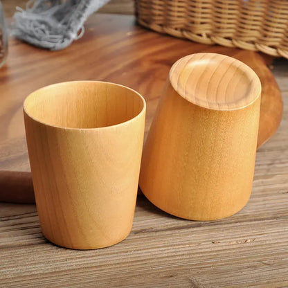 Tasse, gobelet en bois sur une table sous différents angles