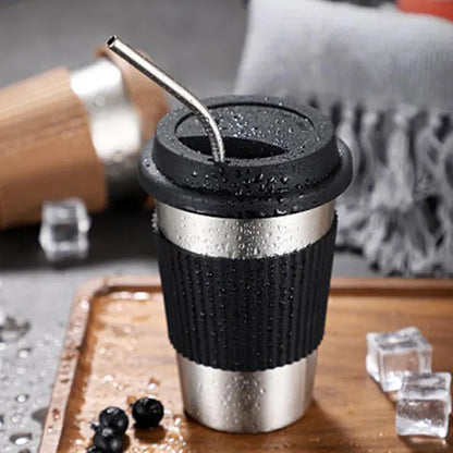 Tasses thermos noire avec des décorations, paille, glaçons