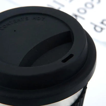 Tasses thermos noire, zoom sur le couvercle