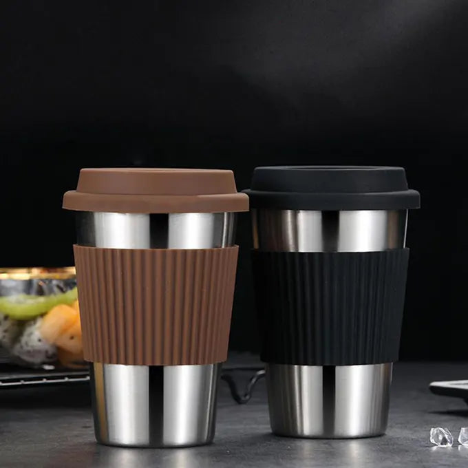 Tasses thermos noire et marron en inox sur une table