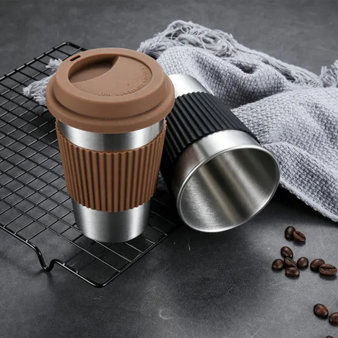 Tasses thermos noire et marron en inox sur une table sous différents angles