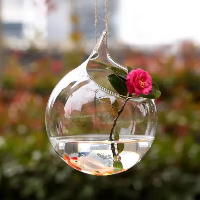 Vase suspendu avec une fleur à l'intérieur