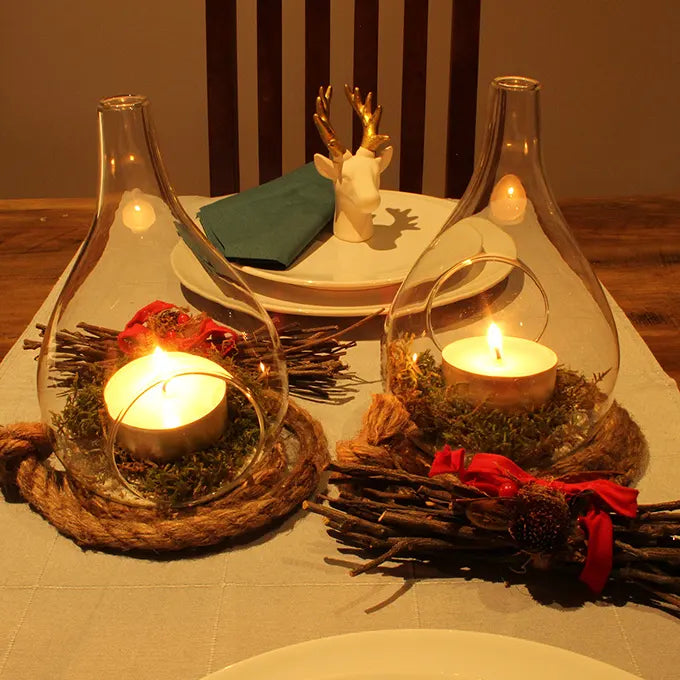 2 portes bougies sur une table à manger avec des décorations