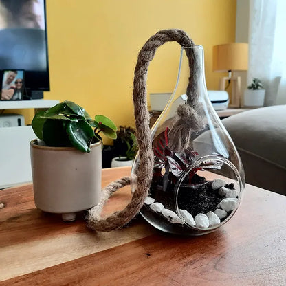 Vase sur une table de salon avec une plante et des décorations