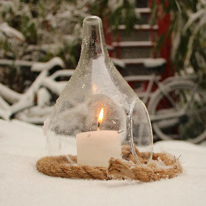 Porte bougie dans la neige avec la corde autour