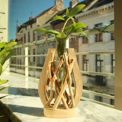 Vase tube au bord de la fenêtre avec des plantes et des bâtiments