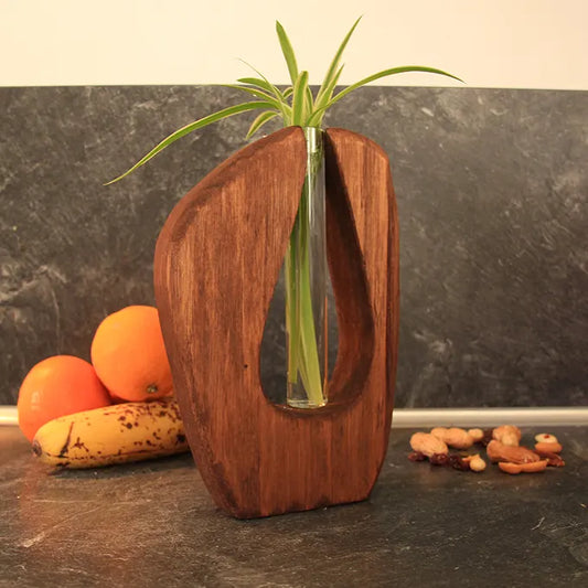 Vase sur une table avec des fruits