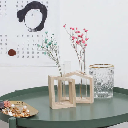 Vase tubes avec structure en bois double et simple sur une table avec décoration