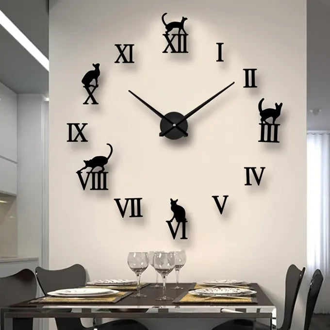 Grande horloge murale avec petit chat au-dessus d'une table à manger