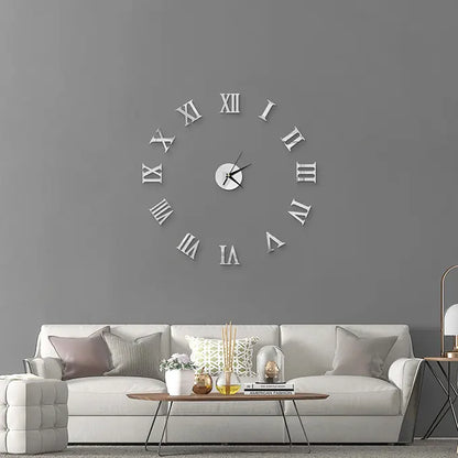 Horloge murale blanche au-dessus d'un canapé