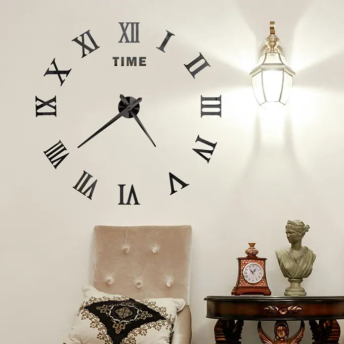 Horloge murale noire dans une salle de vie