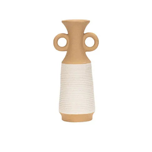 Vase en céramique sur fond blanc