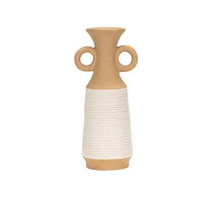 Vase en céramique sur fond blanc