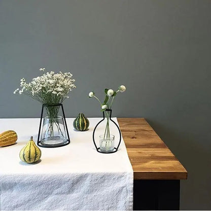 Porte plante sur une table avec des décorations