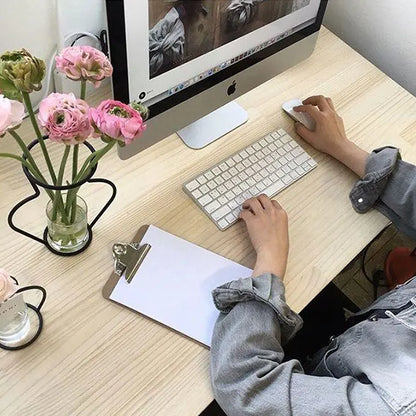 Porte plante sur un bureau avec une personne devant un ordinateur