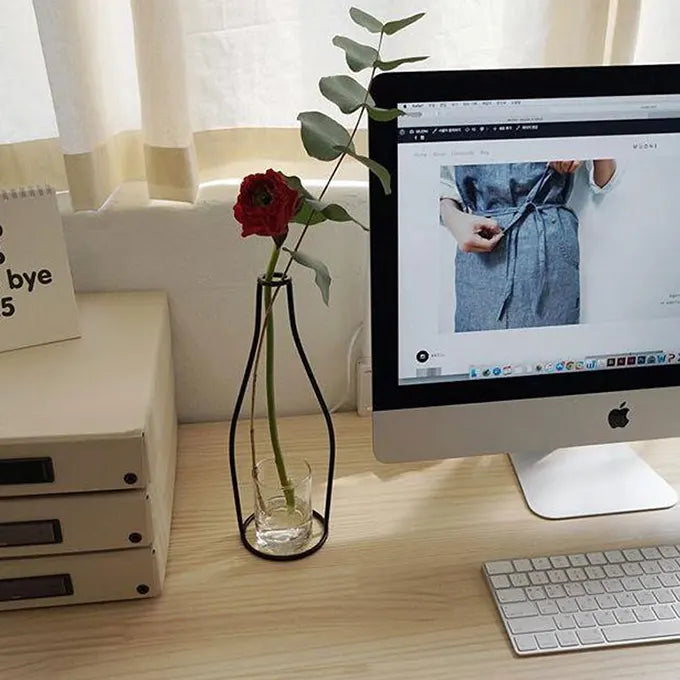 Porte plante sur un bureau avec un ordinateur