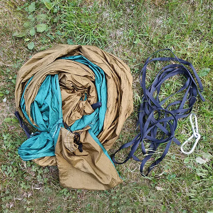 Hamac vert plié sur l'herbe