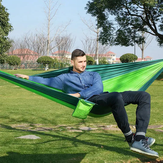 Jeune homme sur le Hamac dans un jardin