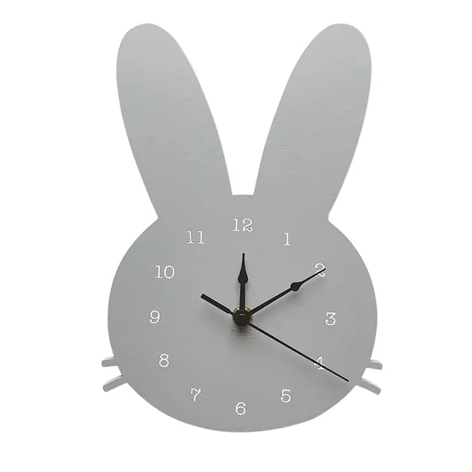 Horloge en bois grise en forme de tête de lapin