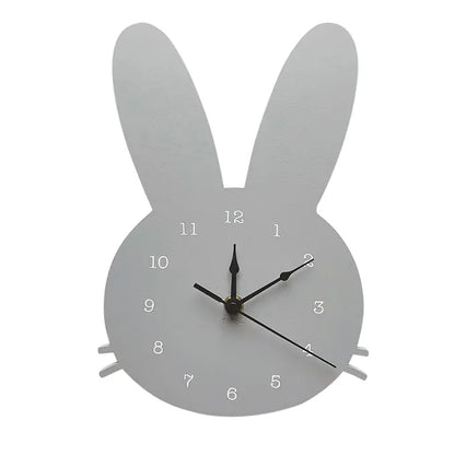 Horloge en bois grise en forme de tête de lapin