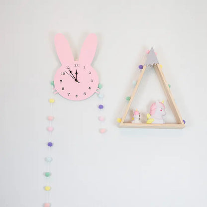 Horloge rose contre un mur avec des jouets d'enfants